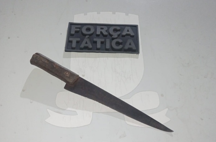 Mulher foragida da Justiça é presa com faca e moto furtada em Natal