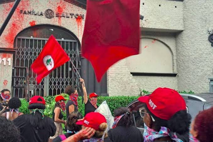 VÍDEO: Integrantes do MST fazem protesto e atacam loja de vinhos em SP