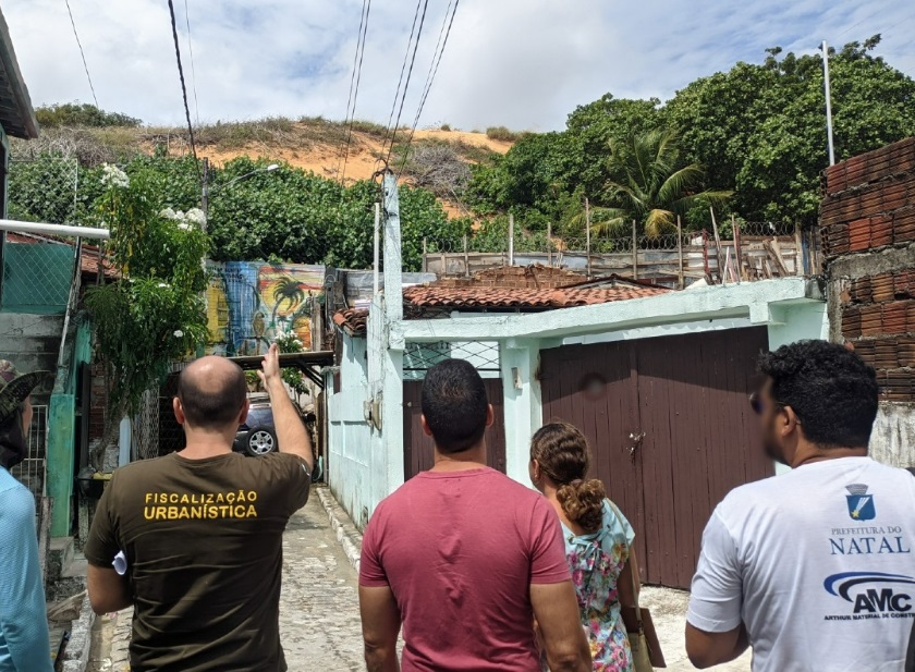 Fiscalização da Semurb vistoria imóveis em área de risco em bairro na Zona Oeste de Natal