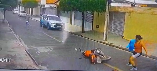 VÍDEO: Policial Feminina reage a assalto e atira em dois criminosos; ASSISTA