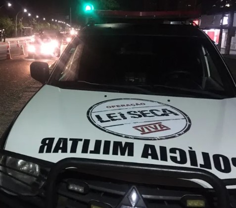 Homem é preso após tentar furtar bafômetro durante Operação Lei Seca em Natal