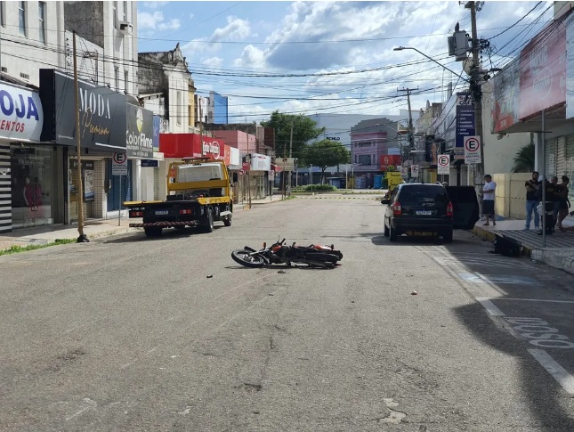 Motociclista morre após colidir com carro e ser arremessado cerca de 50 metros em Mossoró