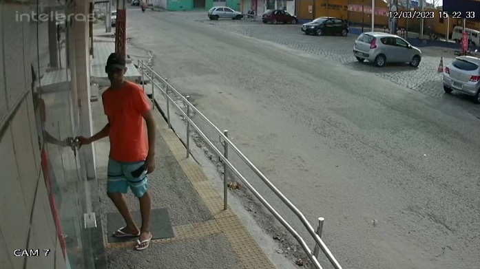 VÍDEO:  Criminoso coloca funcionários na mira de arma e assalta farmácia em Natal