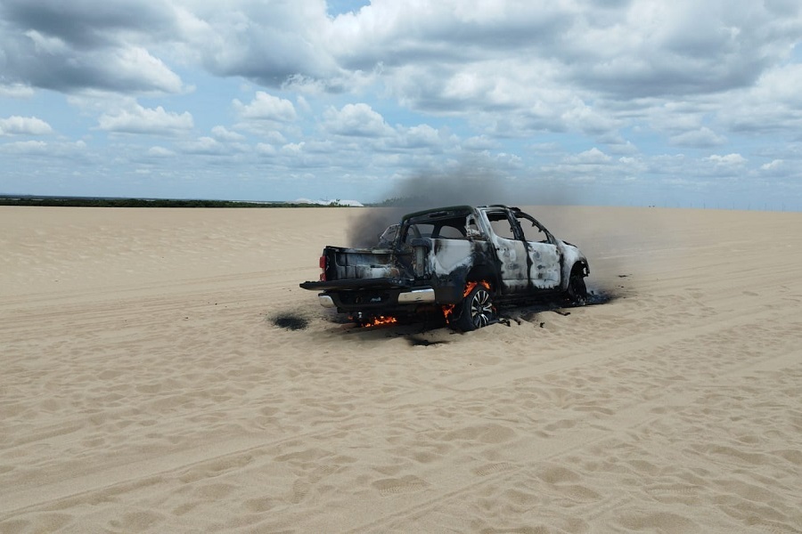 Caminhonete pega fogo durante passeio nas dunas de Galinhos