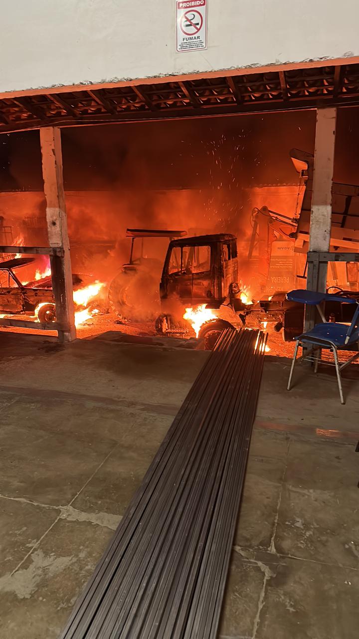 Criminosos incendeiam prédio e destroem parte da frota veicular de Secretaria em Acari