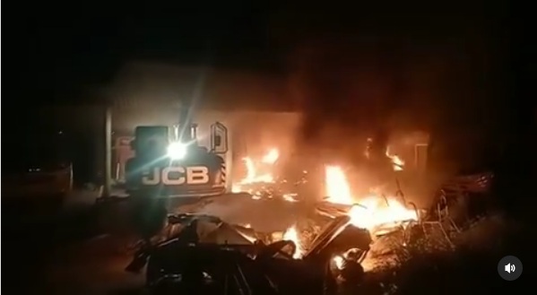 VÍDEO: Criminosos ateiam fogo em garagem de ônibus em Tibau do Sul
