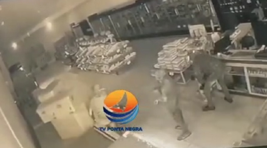 VÍDEO: Criminosos incendeiam supermercado em Natal