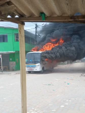 VÍDEO: Micro-ônibus é incendiado por criminosos em Parnamirim