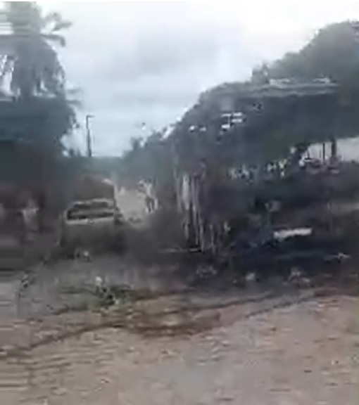 VÍDEO: Ônibus escolar e carro são incendiados por criminosos na Grande Natal