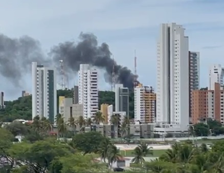 VÍDEO: Ônibus é incendiado em Mãe Luiza; fumaça enorme é vista em vários pontos da cidade