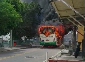 Suspeito de atear fogo em ônibus em Mãe Luiza sofre queimaduras e é apreendido
