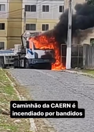 VÍDEO: Caminhão da Caern é incendiado por bandidos em Parnamirim