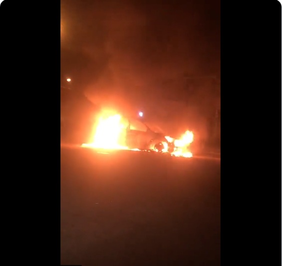 VÍDEO: Criminosos incendeiam carro e bloqueiam rua na Vila de Ponta Negra