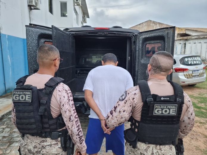 VÍDEO: Líder de facção criminosa responsável por ataques no RN é transferido para presídio federal