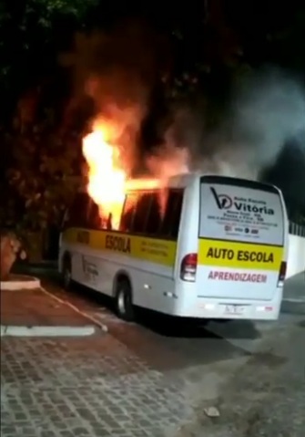 VÍDEO: Micro-ônibus é incendiado em Nova Cruz