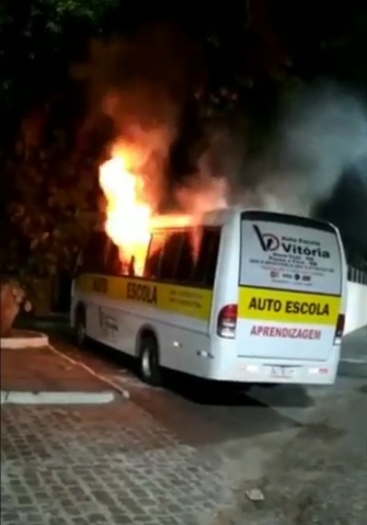 VÍDEO: Micro-ônibus é incendiado em Nova Cruz