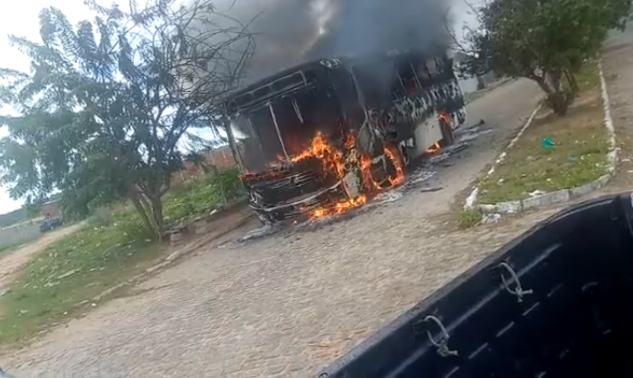 VÍDEO: Ônibus é incendiado no conjunto Leningrado, em Natal