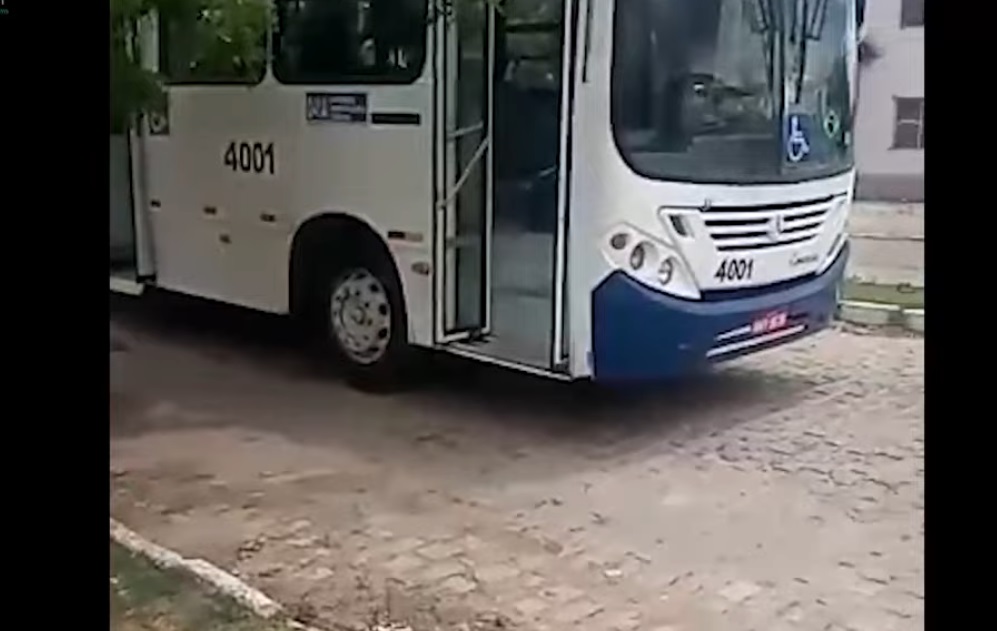 VÍDEO: Assista o momento em que bandidos incendeiam ônibus; um dos criminosos se queima
