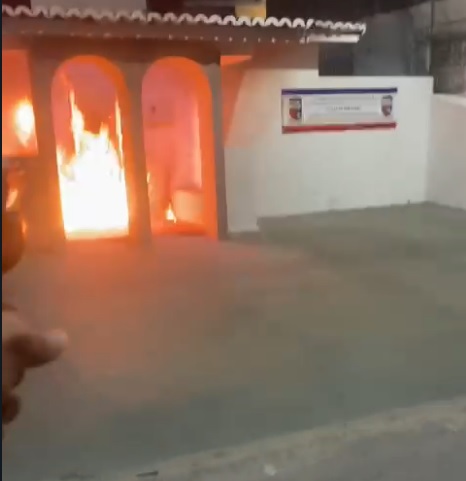 VÍDEO: Bandidos atiram e tocam fogo em base da PM na Grande Natal