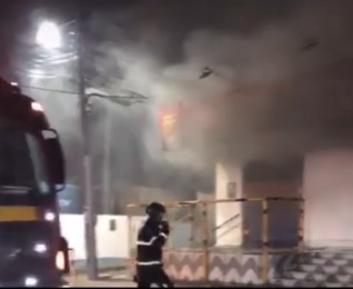 VÍDEO: Criminosos incendeiam mercadinho na zona Norte de Natal