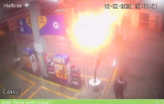 VÍDEO: Criminosos colocam fogo em posto de combustível na zona Norte de Natal