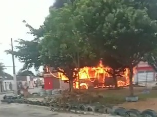 VÍDEO: Bandidos incendeiam ônibus no Guarapes que tinha acabado de deixar a garagem nesta manhã
