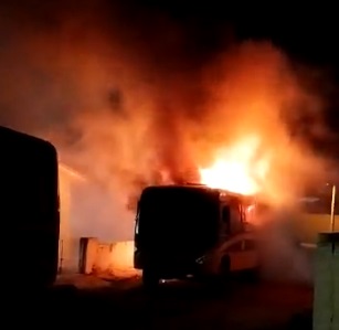 VÍDEO: Ônibus é incendiado em Florânia, na região Central Potiguar