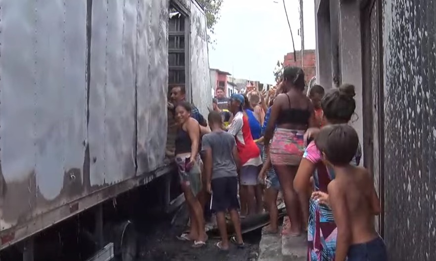 VÍDEO: População saqueia caminhão incendiado por bandidos na Redinha