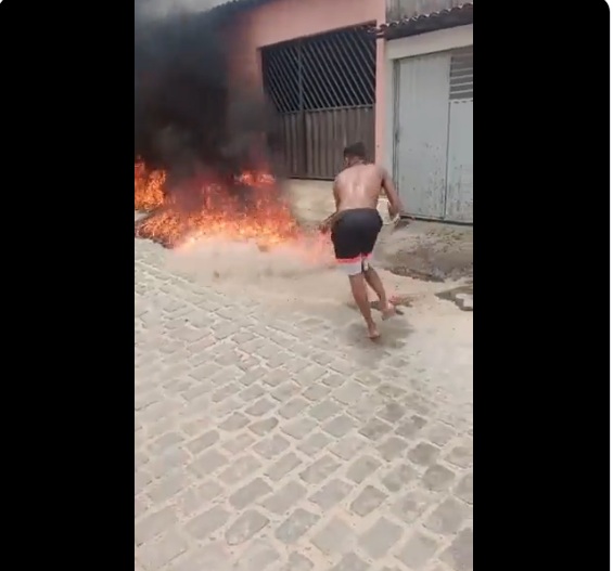 VÍDEO: Moradores tentam conter fogo com baldes de areia após incêndio criminoso em Ipanguaçu