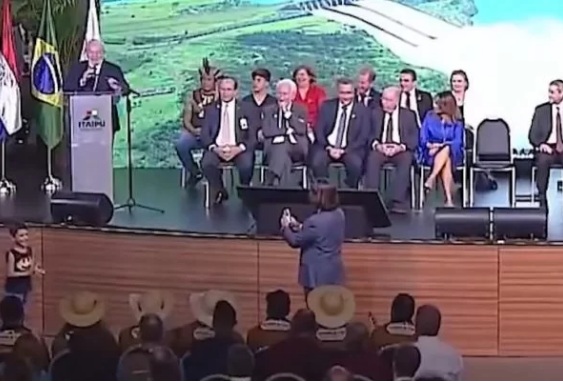 VÍDEO: Menino interrompe discurso de Lula e fala de preço da picanha; ASSISTA