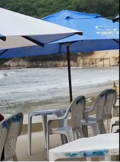 Bandidos assaltam turistas em dois pontos da praia de Ponta Negra e quiosques e comércio fecham as portas