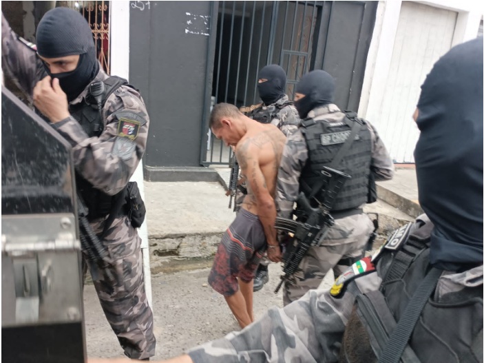 Foragidos da justiça são capturados durante operação em Mãe Luiza