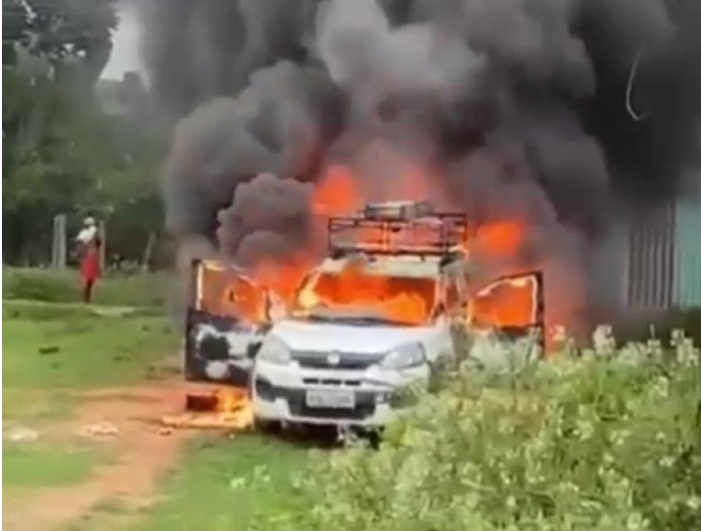 VÍDEO:  Criminosos incendeiam carro de provedora de internet em Parnamirim