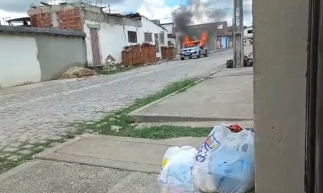 VÍDEO: Carro é alvo de incêndio em Parnamirim