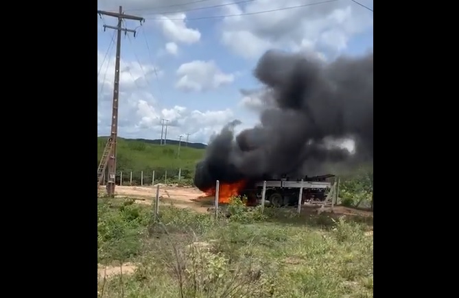 VÍDEO: Criminosos tocam fogo em carreta em Currais Novos