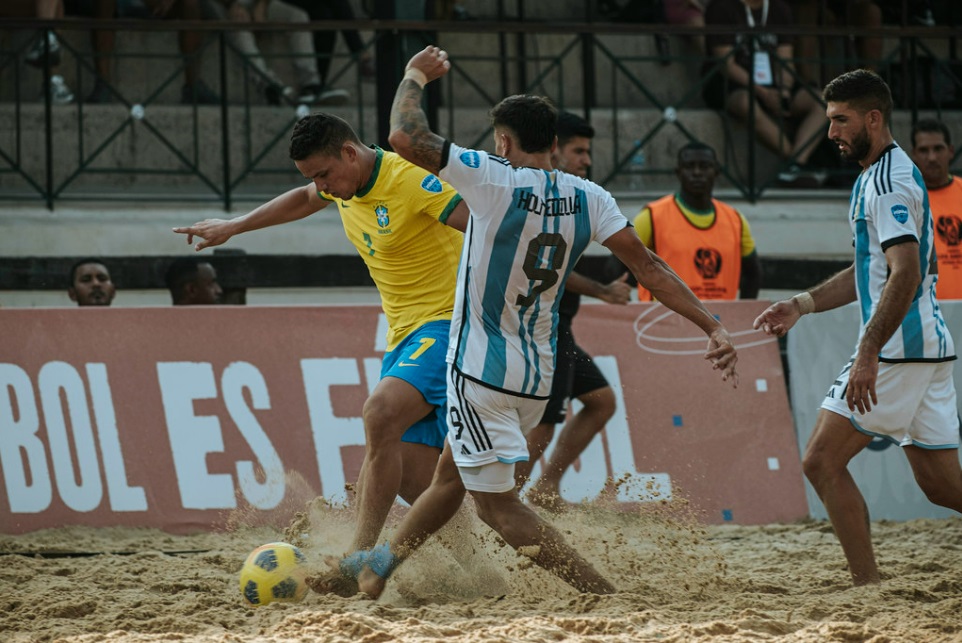 Edson Hulk marca três vezes, Brasil vence Argentina e termina fase de grupos invicto