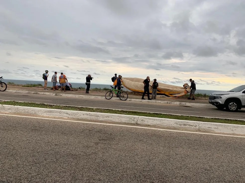 Instrutor morre após queda de parapente durante voo na Via Costeira, em Natal