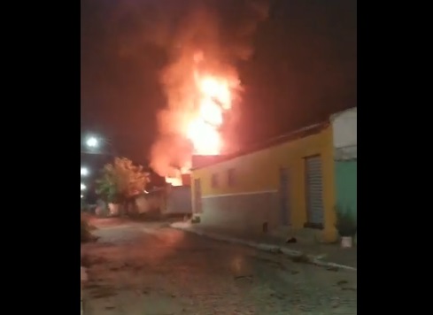 VÍDEO: Criminosos colocam fogo na garagem da Prefeitura de Ceará-Mirim