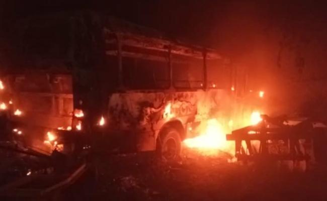 Ônibus da prefeitura de São Pedro é incendiado em mais uma noite de ataques no RN