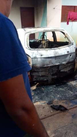 VÍDEO: Criminosos incendeiam carro em garagem de casa em Ceará Mirim