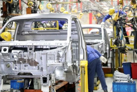 GM, Hyundai e Stellantis param fábricas e dão férias coletivas