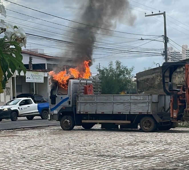 VÍDEO: Caminhão da Caern é incendiado por criminosos em Mossoró