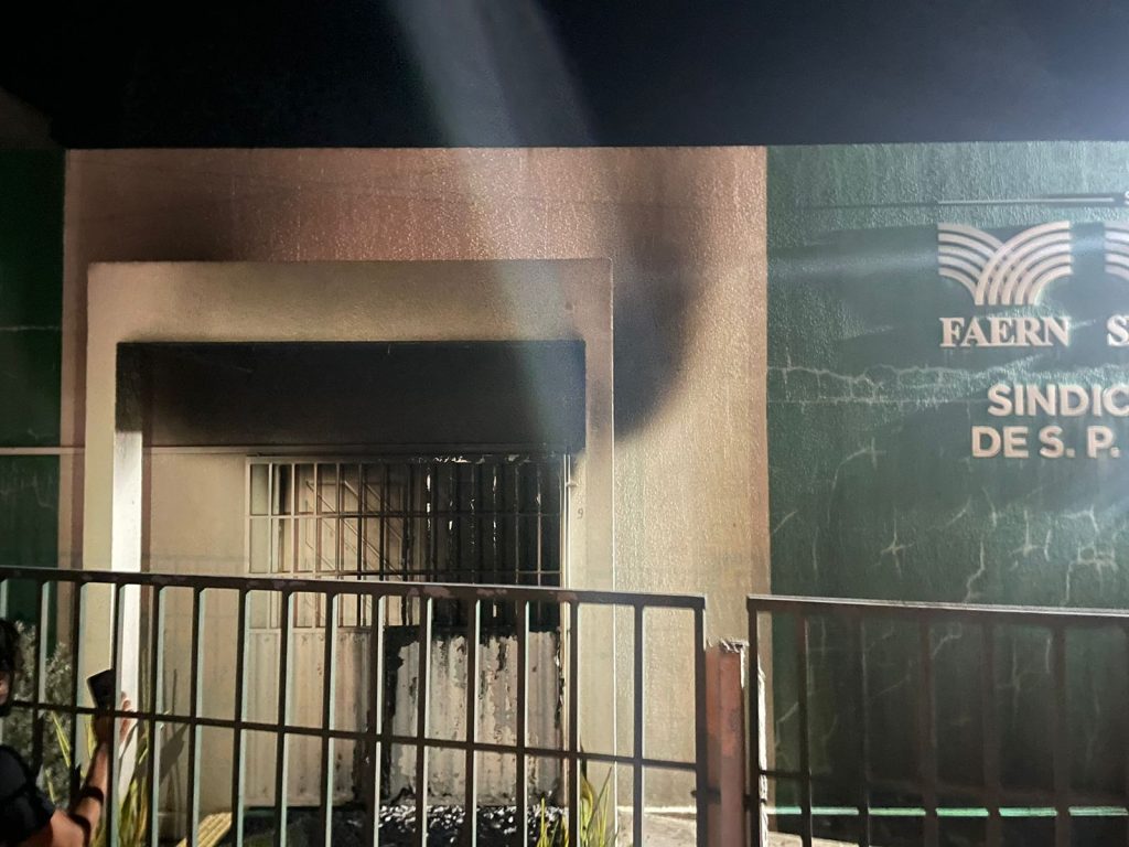 Suspeitos ateiam fogo em prédio no município de São Paulo do Potengi