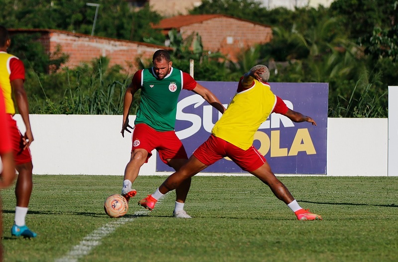 Recuperados de lesão, Wallace Pernambucano e Téssio treinam normalmente