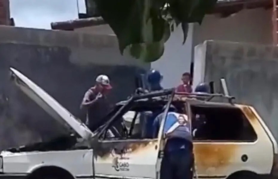 VÍDEO: Carro de empresa de internet é incendiado em Parnamirim