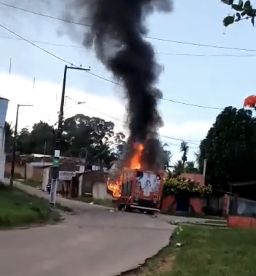 VÍDEO: Bandidos tocam fogo em caminhão da Coca-Cola na Grande Natal