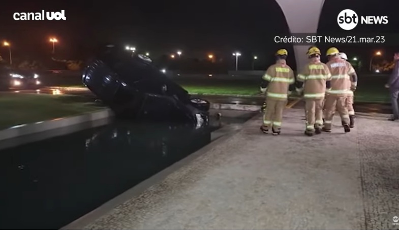 VÍDEO: Carro de deputado cai no espelho d'água do Palácio do Planalto; ASSISTA