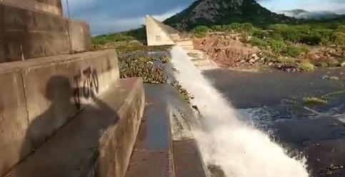 VÍDEO: População registra sangria na Barragem de Oiticica esta quarta-feira (22)