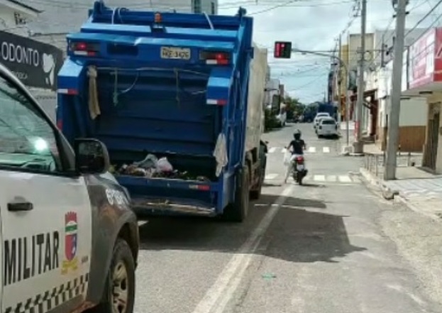 Criminosos tentam incendiar carro da coleta de lixo em Caicó e prefeitura manda recolher os veículos