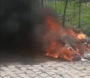 VÍDEO: Moto dos Correios é incendiada por criminosos na Grande Natal